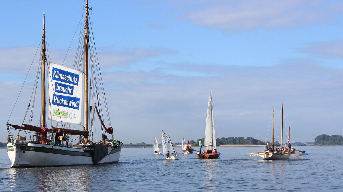 Zahlreiche Segelboote haben die Pilger bei der Überquerung der  Elbe begleitet.