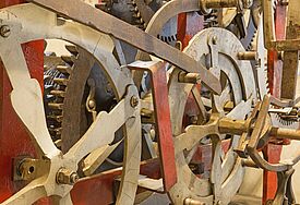 Detail eines alten Uhrwerks in einer Kirche