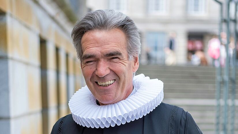Kleidungsstück mit langer Tradition: Pastor Bernd Lohse aus Hamburg trägt die Halskrause zur Amtstracht.