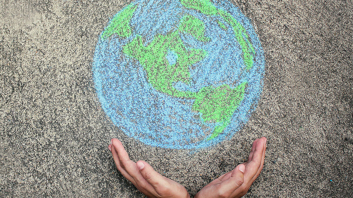Die Bekämpfung der Klimakrise hat noch nicht die Dringlichkeit, die nötig wäre. Wissenschaftler:innen haben schon lange konkrete und realisierbare Maßnahmen erarbeitet, allen voran die Energiewende.