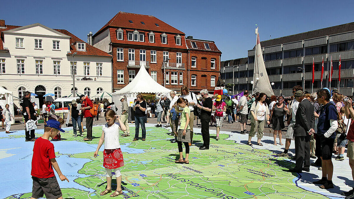 Mit einem Festgottesdienst im Ratzeburger Dom und anschließendem Volksfest wurde die Gründung der Nordkirche gefeiert. Auf einer Landkarte mit dem Gebiet der drei ehemaligen Landeskirchen konnten Besucher die Grenzen überschreiten.