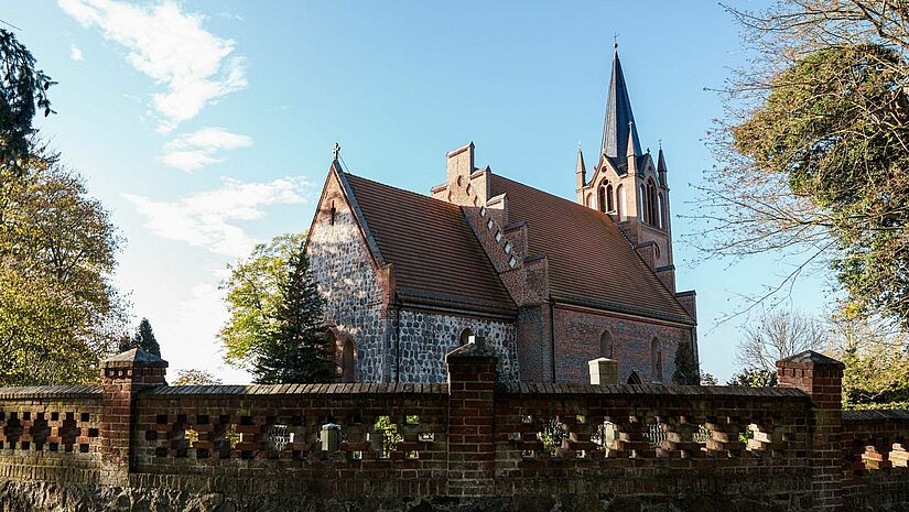 Blick auf die St. Johanniskirche in Kartlow im Kirchenkreis Pommern