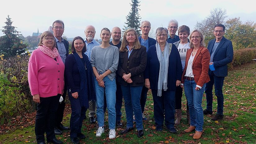 Die Theologische Kammer im Landeskirchenamt der Nordkirche hat 19 Mitglieder. Hier von rechts nach links: Daniel Mourkojannis, Nora Steen, Nina Heinsohn, Konja Voll, Claudia Rackwitz-Busse, Christoph Seibert, Bettina von Wahl, Enno Edzard Popkes, Katharina Reis, Martin Ernst, Linda Pinnecke, Thomas Drope, Almut Witt. Nicht im Bild: Britta Carstensen, Hans-Martin Gutmann, Daniel Havemann, Thomas Kuhn, Sieghard Wilm