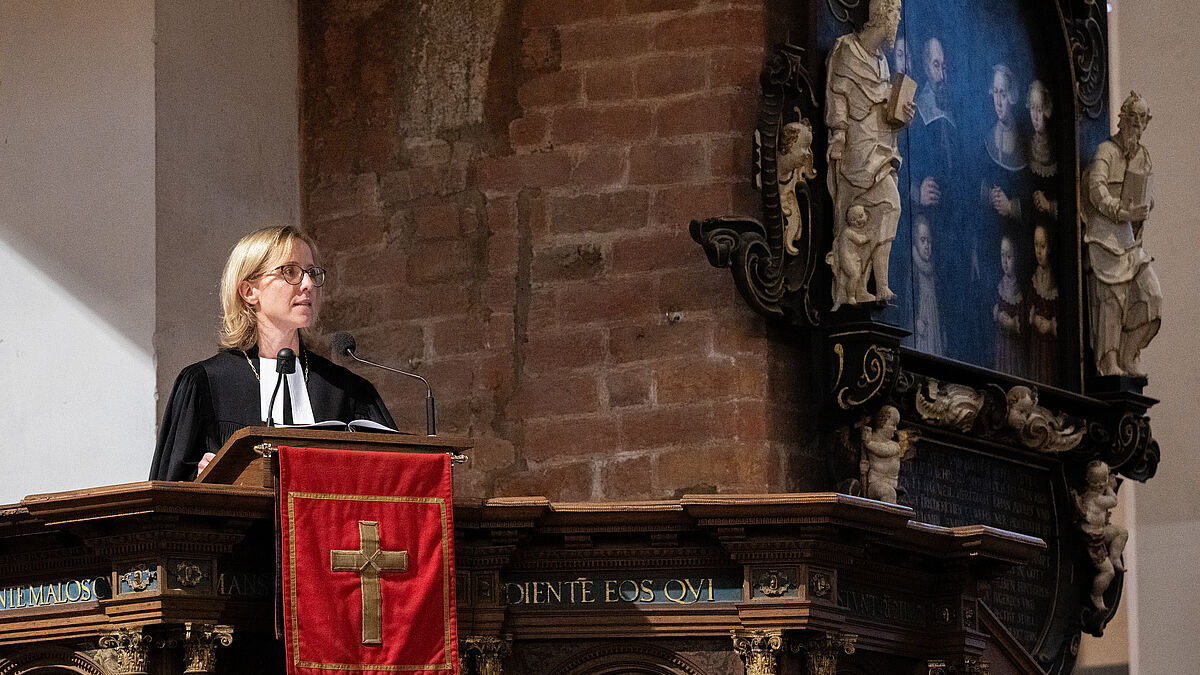 Nora Steen hält eine Predigt von der Kanzel im Schleswiger Dom
