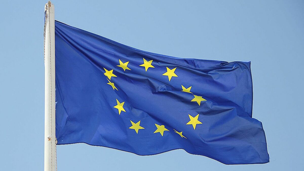 Im Wind wehende Europaflagge (Symbolbild)