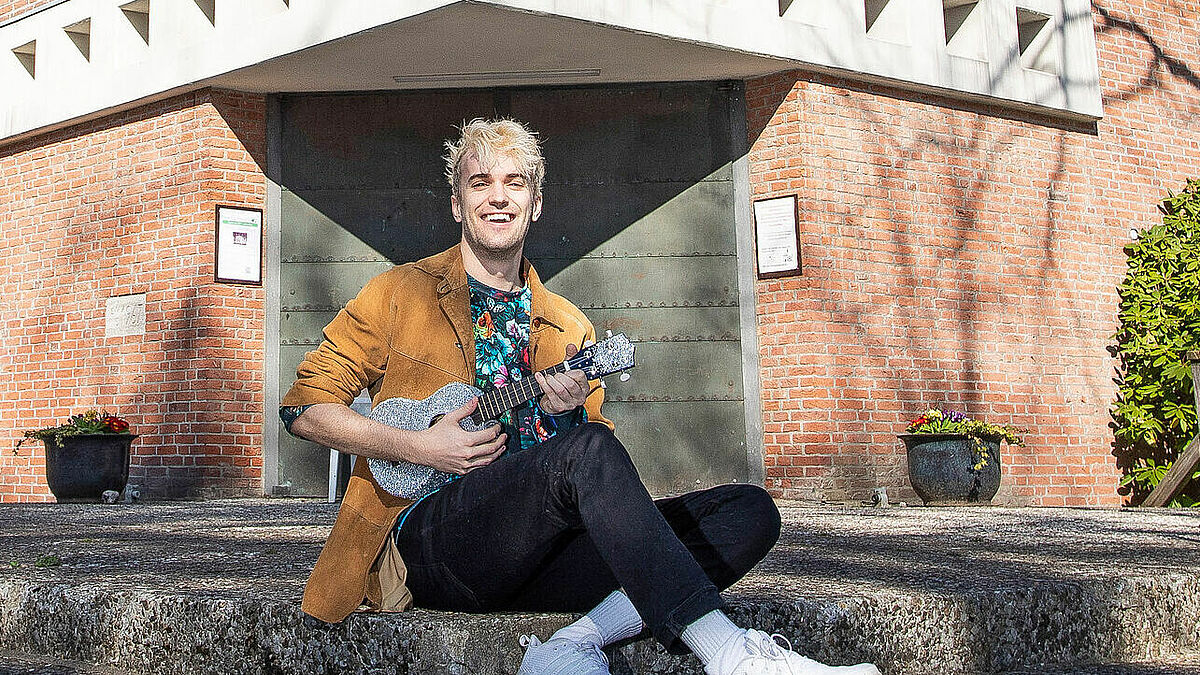 "I don't feel hate" heißt der Song von Jendrik Sigwart, mit dem er beim Eurovision Song Contest  antritt. Dass er damit polarisiert, ist ihm bewusst. Mit negativen Reaktionen kann er jedoch umgehen: Einige Hasskommentare nutzte er für eine lustige Video-Antwort an seine Kritiker. 