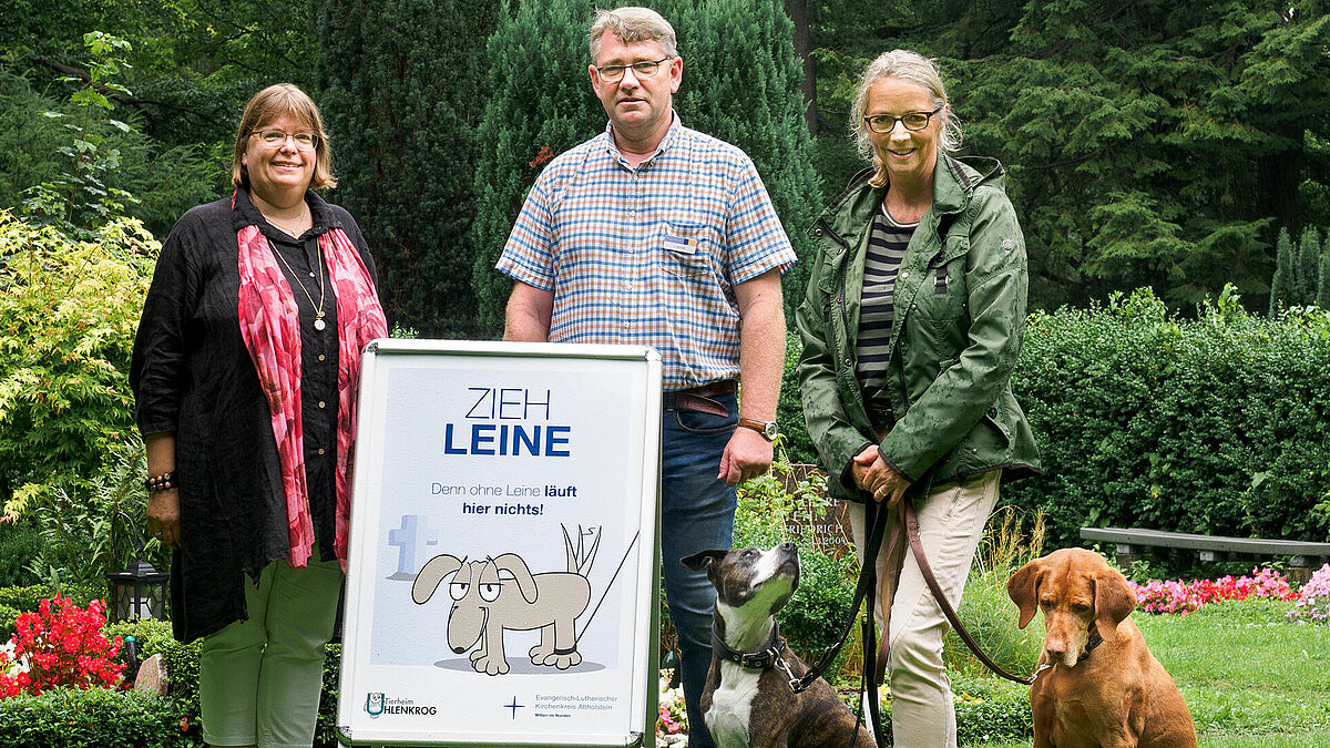 Werben für ein respektvolles Miteinander auf dem Parkfriedhof Eichhof: Almut Witt, Jörgen Schulz und Sabine Petersen (v. l.)