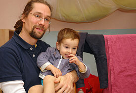 Der Erzieher Daniel Klaus ist im Kindergarten ein Exot: Rund 98 Prozent aller Fachkräfte im Kitabereich sind weiblich.