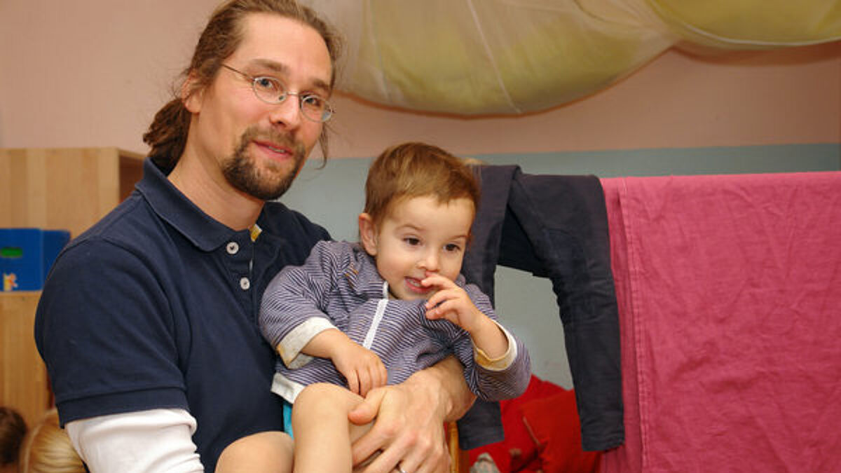 Der Erzieher Daniel Klaus ist im Kindergarten ein Exot: Rund 98 Prozent aller Fachkräfte im Kitabereich sind weiblich. 