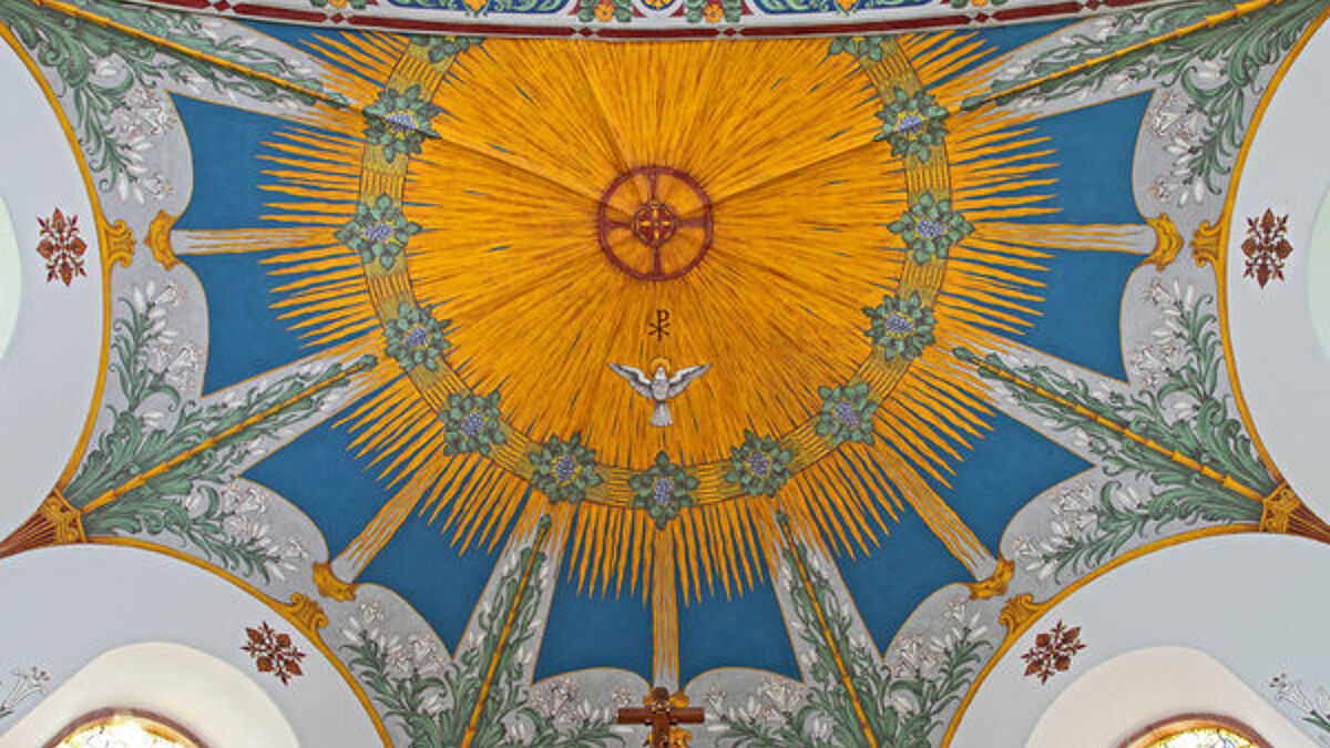 Pfingstsymbole: die Taube steht für den heiligen Geist, das Buchstabensymbol für das Christentum. Es ist zusammengesetzt aus den die Anfangsbuchstaben von Christos: X (Chi) und P (Rho)