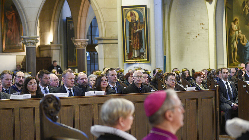 Hamburg trauert: In der Kirche St. Petri gedenken Vertreter:innen der Hamburger Bürgerschaft und des Senats zusammen mit Angehörigen, Freund:innen und Kolleg:innen der Opfer. Gedenkfeier: Blick in die Kirche