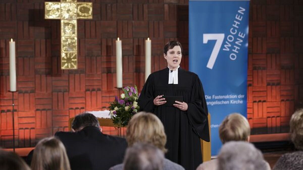 Die evangelische Fastenaktion "7 Wochen Ohne" ist am Sonntag (9.3.14) mit einem Festgottesdienst in der Martin-Luther-King-Kirche in Hürth bei Köln offiziell eröffnet worden (Foto: Pfarrerin Christiane Birgden aus Hürth). 