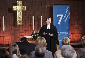 Die evangelische Fastenaktion "7 Wochen Ohne" ist am Sonntag (9.3.14) mit einem Festgottesdienst in der Martin-Luther-King-Kirche in Hürth bei Köln offiziell eröffnet worden (Foto: Pfarrerin Christiane Birgden aus Hürth).