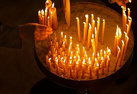 In vielen Kirchen besteht die Möglichkeit, Kerzen zum Gebet und Gedenken zu entzünden 