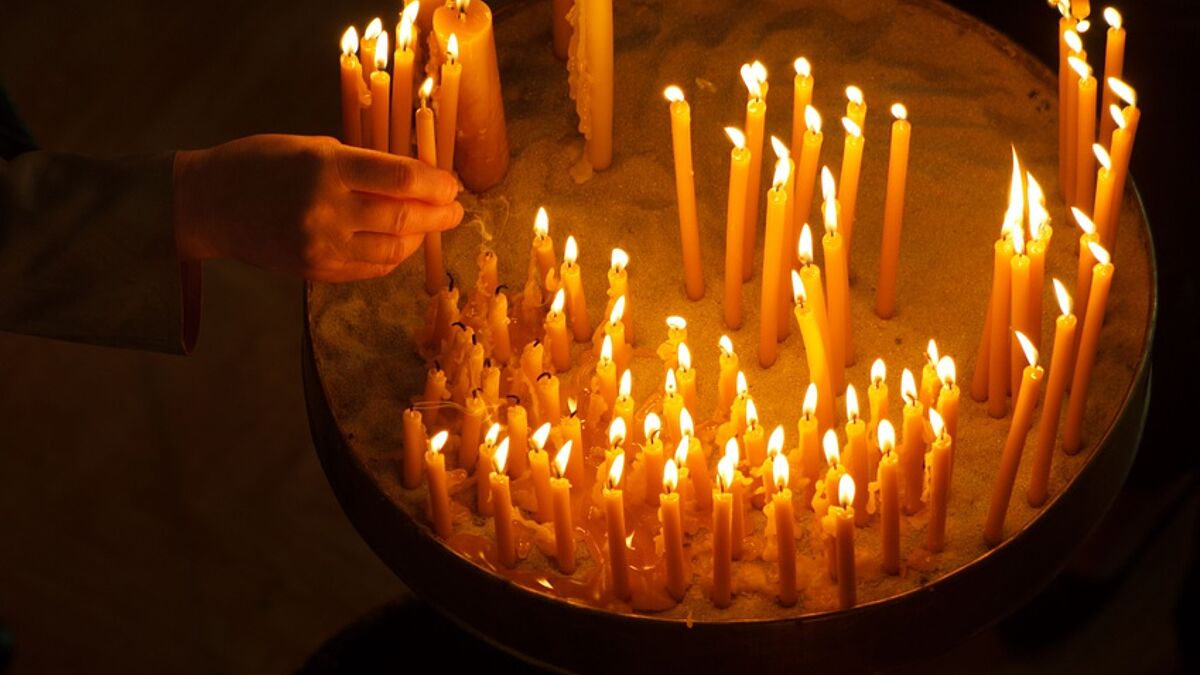 In vielen Kirchen besteht die Möglichkeit, Kerzen zum Gebet und Gedenken zu entzünden 