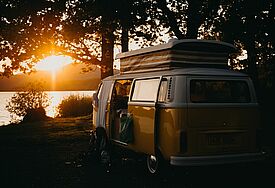 Camping erfreut sich großer Beliebtheit und ist mittlerweile auch unter einigen Kirchtürmen möglich.