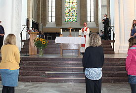 Bischof Jeremias segnete die neuen Gemeindepädagoginnen und -Pädagogen in einem feierlichen Gottesdienst ein.