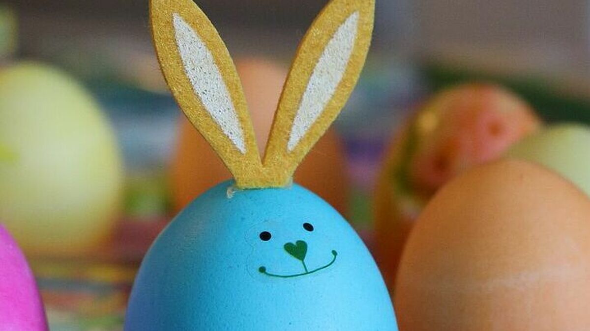 Eier bunt färben und suchen gehört Ostern für viele Familien zur Tradition.