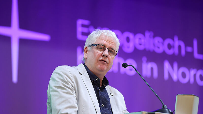 Pastor Martin Kühn nimmt die Synodalen in seinem Vortrag mit in die JVA Waldeck, in der er seit 2007 als Seelsorger tätig ist. Pastor Martin Kühn nimmt die Synodalen in seinem Vortrag mit in die JVA Waldeck, in der er seit 2007 als Seelsorger tätig ist.