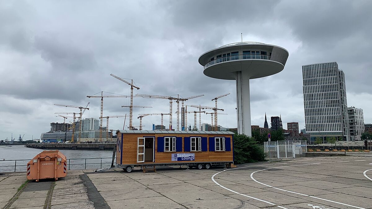 Los gehts in Baakenhöft: Am 27. Juli kommt das erste Schiff – das Team der Seafarers' Lounge empfängt die Crew im Zirkuswagen. 