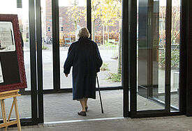 Wie viel kann und darf man an Demenz erkrankten Menschen noch alleine zutrauen? Der "Demenz-Knigge" gibt wertvolle Hinweise. (Symbolbild) (c) epd-Bild