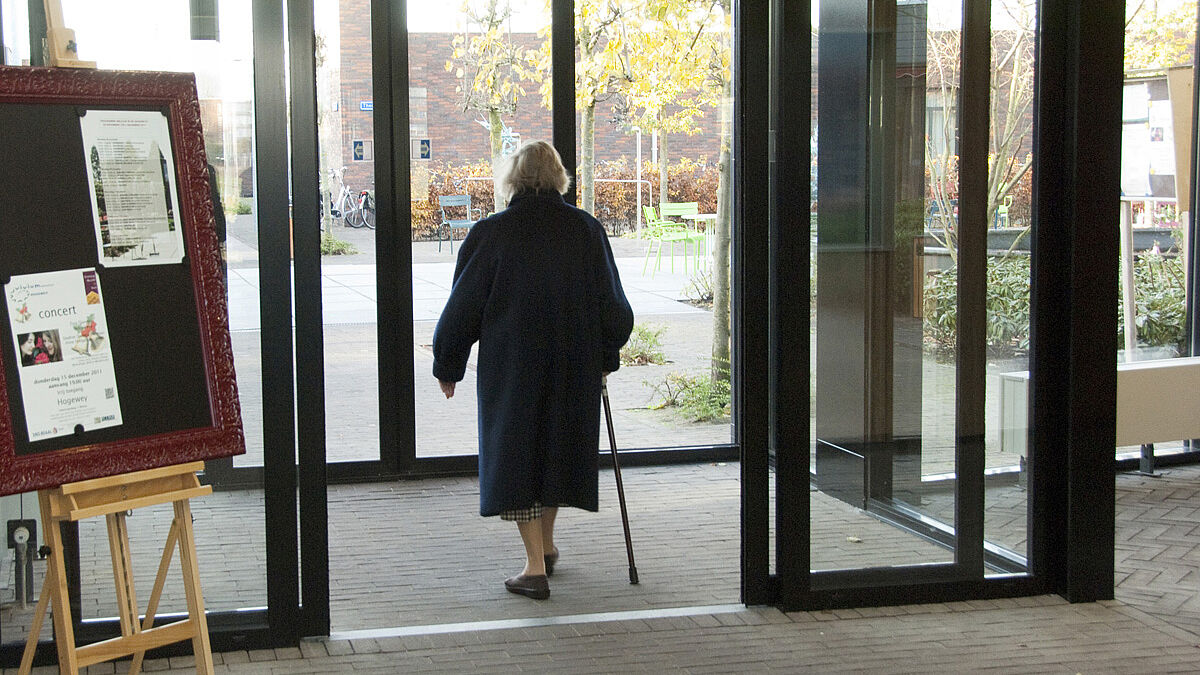Wie viel kann und darf man an Demenz erkrankten Menschen noch alleine zutrauen? Der "Demenz-Knigge" gibt wertvolle Tipps.