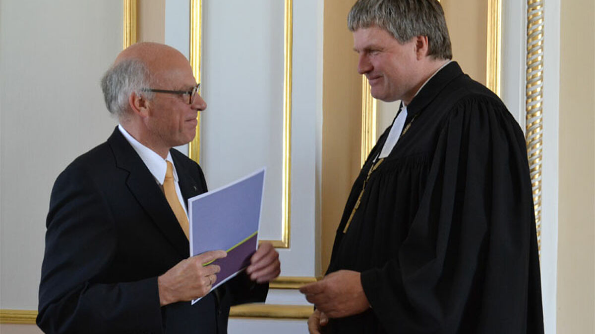 Landesbischof Gerhard Ulrich und Bischof Dr. Andreas von Maltzahn bei der Übergabe der Berufungsurkunde