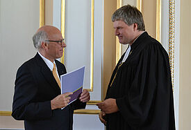 Landesbischof Gerhard Ulrich und Bischof Dr. Andreas von Maltzahn bei der Übergabe der Berufungsurkunde