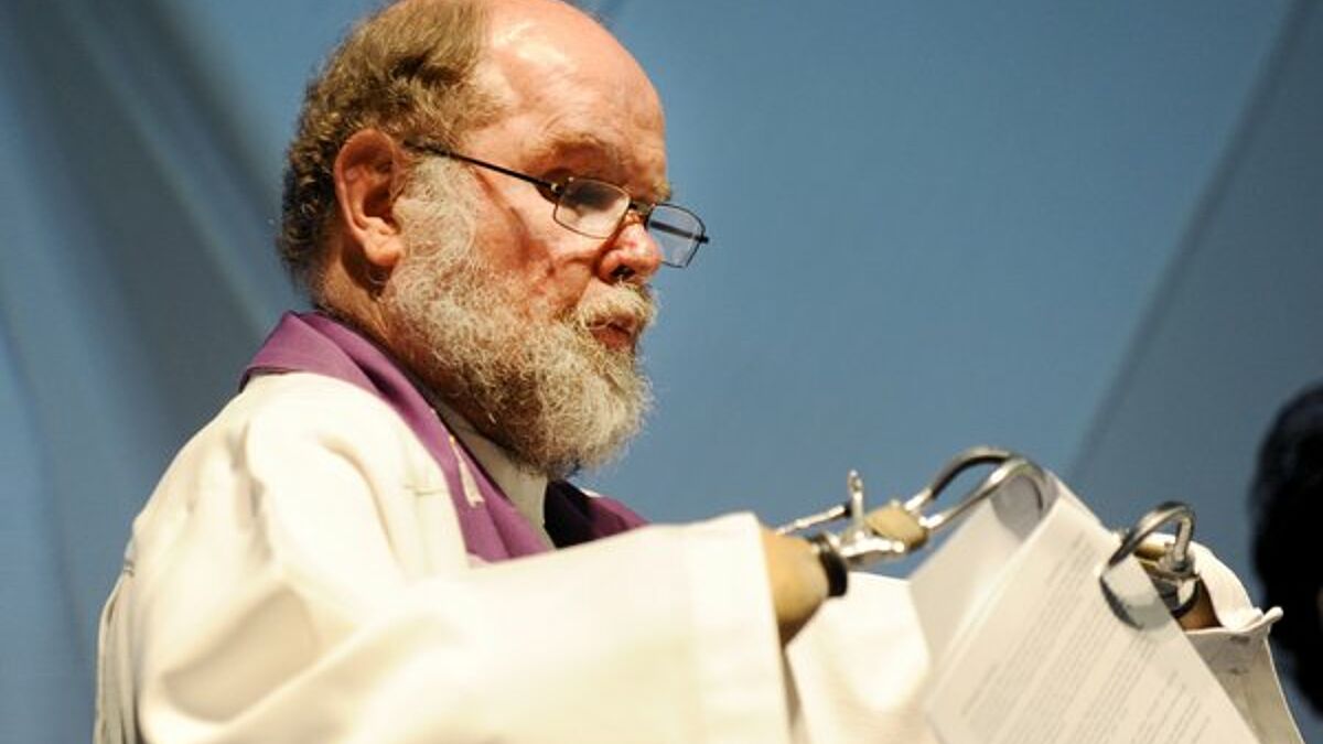 Der anglikanische Pater Michael Lapsley aus Kapstadt (Südafrika).