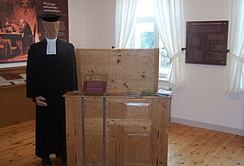 Eine Figur von Pastor Konrad Justus Bredenkamp, der ab dem Jahr 1872 in Kuppertin lebte, erzählt auf Knopfdruck auf Hoch- und Plattdeutsch sein Leben.