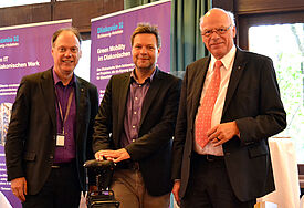 Am Stand der Diakonie Schleswig-Holstein (v.l.): Synoden-Präses Dr. Andreas Tietze, Umweltminister Dr. Robert Habeck und Landesbischof der Nordkirche, Gehard Ulrich