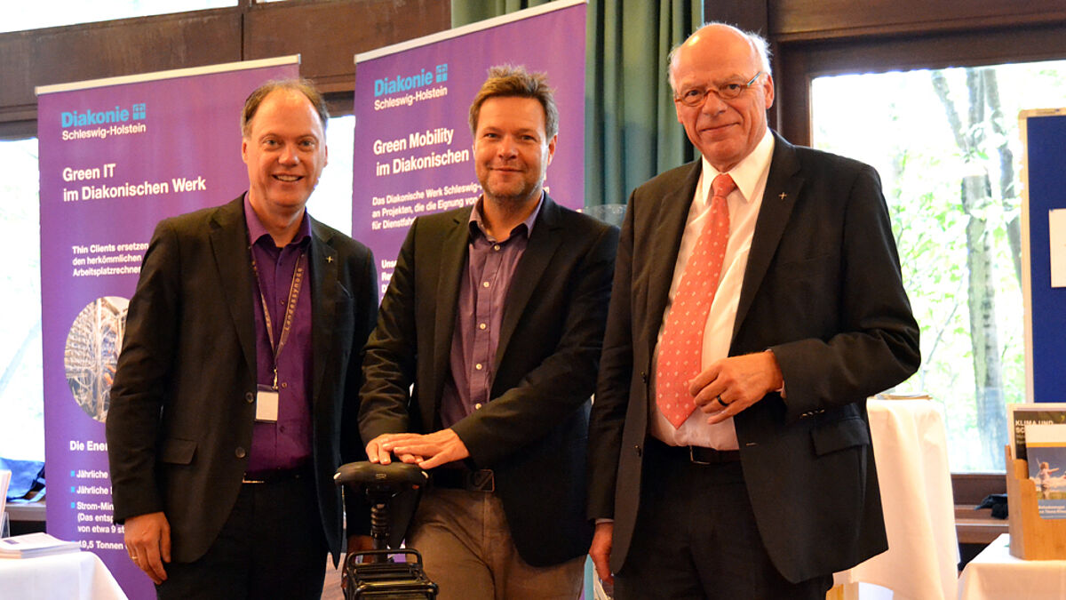 Am Stand der Diakonie Schleswig-Holstein (v.l.): Synoden-Präses Dr. Andreas Tietze, Umweltminister Dr. Robert Habeck und Landesbischof der Nordkirche, Gehard Ulrich