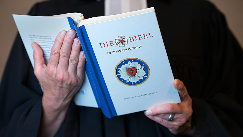 Auf der neuen Lutherbibel (erschienen 2016) ist eine Lutherrose abgebildet. Sie ist das Symbol der evangelisch-lutherischen Kirchen und war das Siegel, das Martin Luther ab 1530 für seinen Briefverkehr verwendete. Auf der neuen Lutherbibel (erschienen 2016) ist eine Lutherrose abgebildet. Sie ist das Symbol der evangelisch-lutherischen Kirchen und war das Siegel, das Martin Luther ab 1530 für seinen Briefverkehr verwendete.