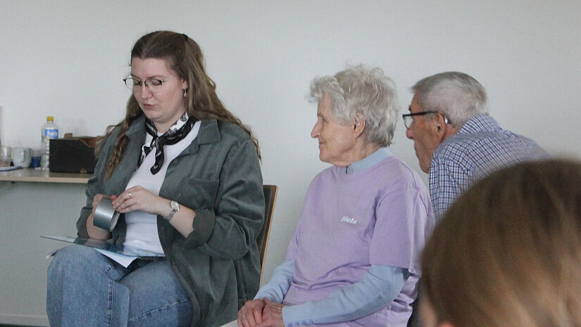 Hela (81, rechts) mit ihrem Mann Wilfried bei einem Workshop im KonfiCamp.