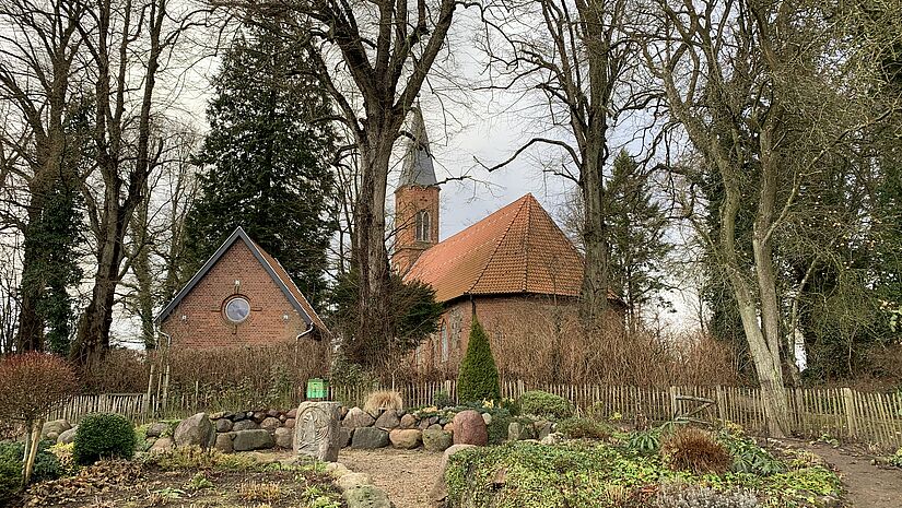 Die Kirche in Schönwalde mit dem liturgischen Garten zieht auch Touristen an. 