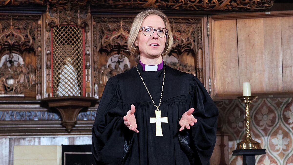 Bischöfin Nora Steen predigt am Karfreitag vor dem Bordesholmer Altar im Schleswiger Dom.
 © Nordkirche