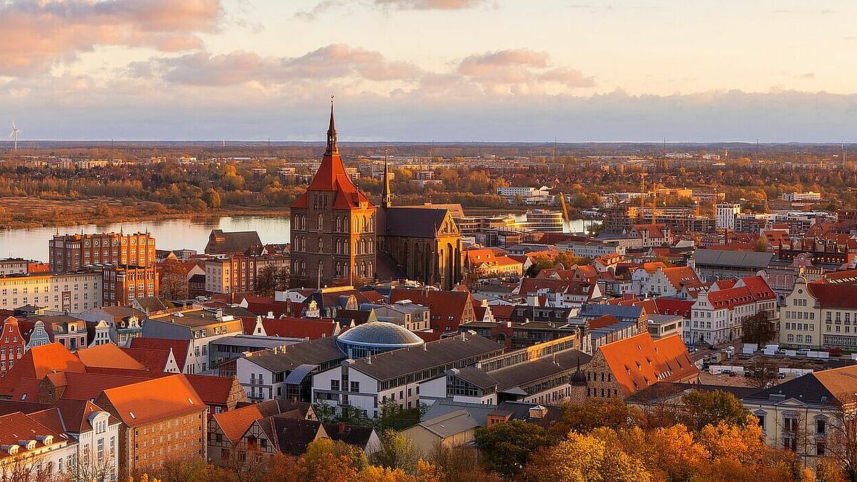 In Rostock startet am 26. September die "Interkulturelle Woche" verschiedener Religionsgemeinschaften mit einem ökumenischen Gottesdienst im Park.  