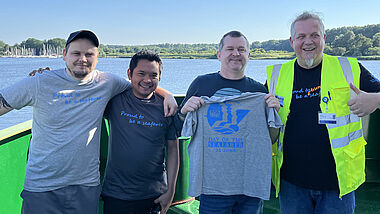 Seeleute bei der Seemannsmission Lübeck mit T-Shirts Seafarers-Day 2024