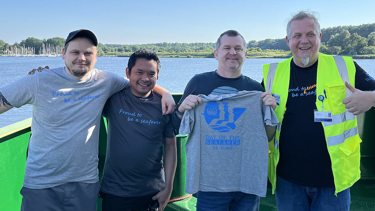 Seemanndiakon Marco Folchnandt hat schon 2024 zum "Internationalen Tag der Seeleute" T-Shirts verteilt mit dem Motto: "Proud to be a seafarer".