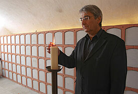 Ein Grab in der Kirche - auch die Jakobigemeinde in Lübeck nutzt ihr Gotteshaus als Kolumbarium