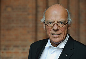 Gerhard Ulrich, Landesbischof der Evangelisch-Lutherischen Kirche in Norddeutschland (Nordkirche). Die Aufnahme entstand 2013 im Dom zu Schwerin. Fotograf: Sönke Dwenger/Nordkirche