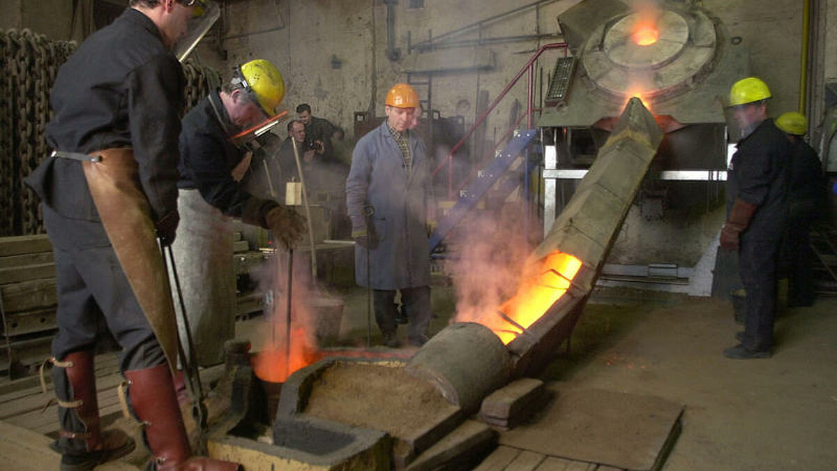 In der Kunstgießerei Lauchhammer (Brandenburg) wird eine neue Glocke gegossen (Archiv)