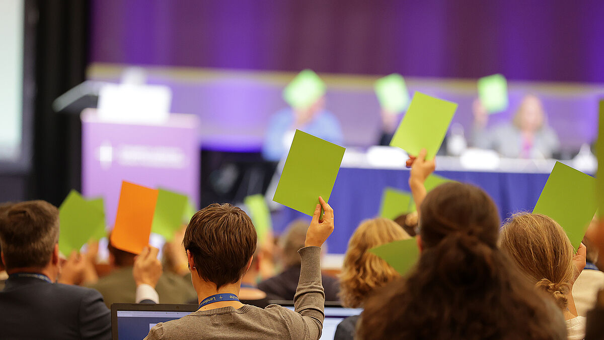 Die Synode stimmt ab.