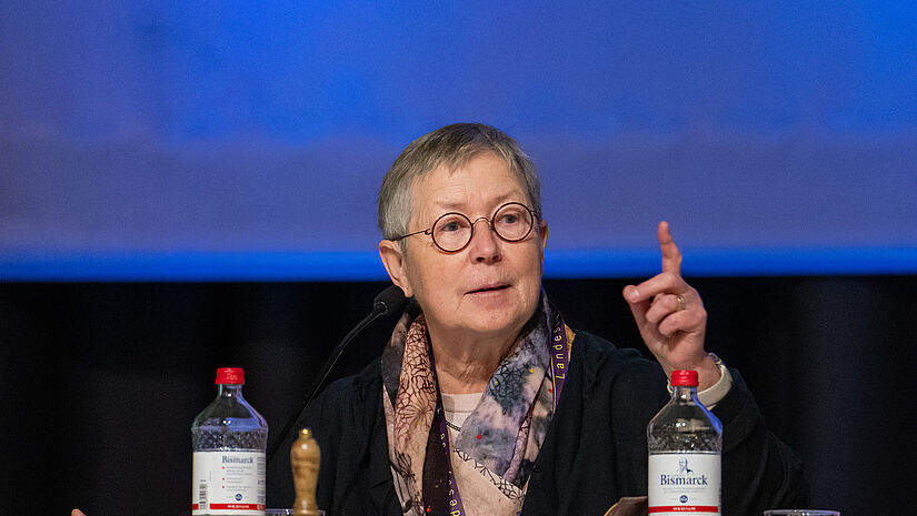Elke König leitet die Tagung der Landessynode September 2024