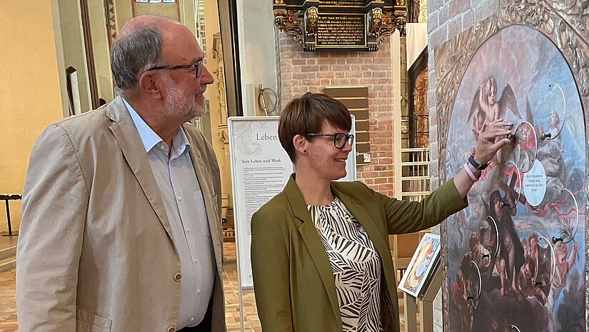 An einer besonderen Station können die versteckten Botschaften und Inhalte des Kielmannseck-Altars  entschlüsselt werden.