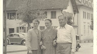 Schwarz-weiß Aufnahme von Ehepaar Jannasch mit Tochter Christine (links).