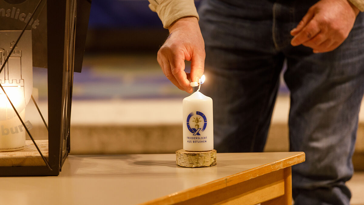 Die Aktion Friedenslicht wurde 1986 vom Österreichischen Rundfunk ins Leben gerufen, um es an „alle Menschen guten Willens“ zu verteilen. 