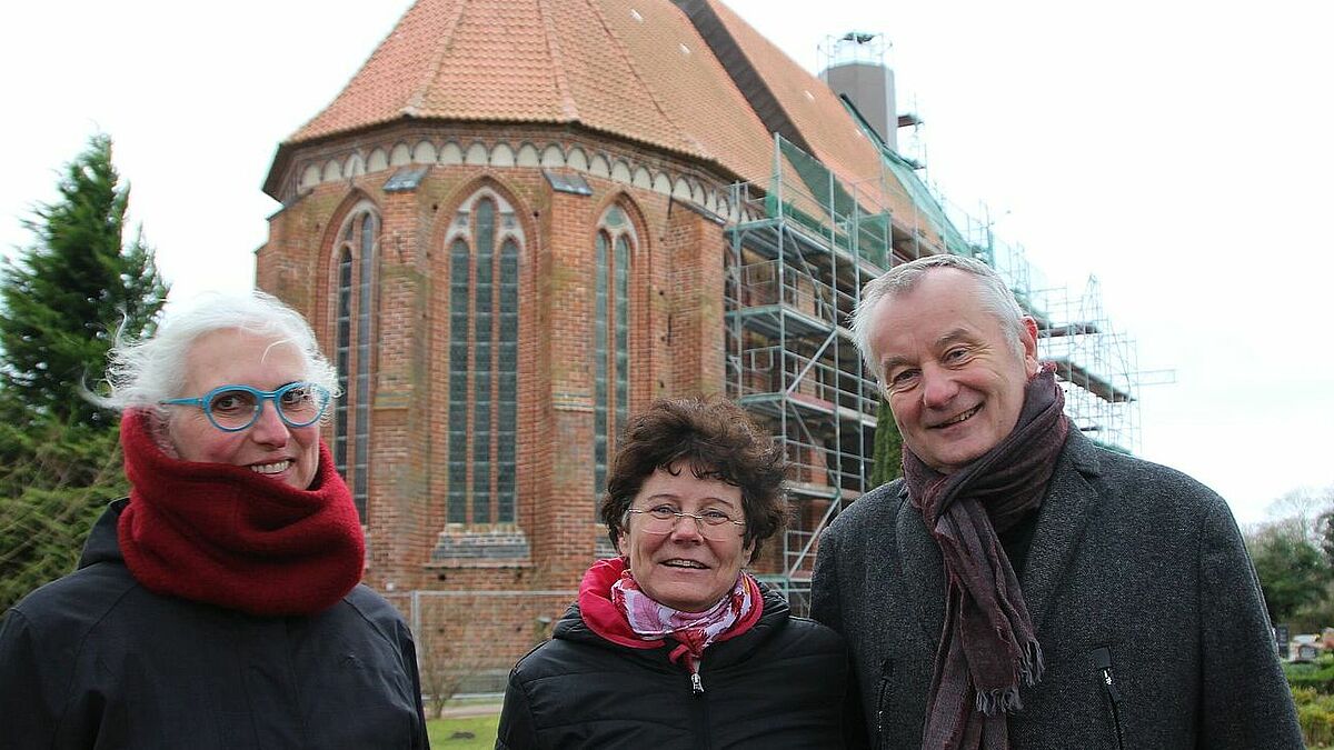 Engagieren sich mit vielen anderen für Starkow: Die Baubeauftragte Maria Therese Vijver (v.l.) sowieso Cornelia von Uckro und Gerd Albrecht, beide vom Verein „Backstein, Geist und Garten“. Albrecht ist zudem Kirchenältester in der Gemeinde Starkow-Velgast.