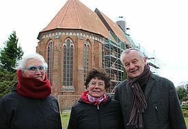 Engagieren sich mit vielen anderen für Starkow: Die Baubeauftragte Maria Therese Vijver (v.l.) sowieso Cornelia von Uckro und Gerd Albrecht, beide vom Verein „Backstein, Geist und Garten“. Albrecht ist zudem Kirchenältester in der Gemeinde Starkow-Velgast.