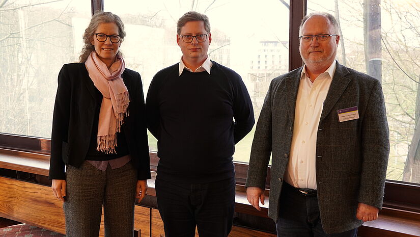 Mitarbeiter:innen vom Klimabüro der Nordkirche mit Pastor Jan Christensen (rechts)  sind für den Klimaschutzbericht zur Synode gereist.